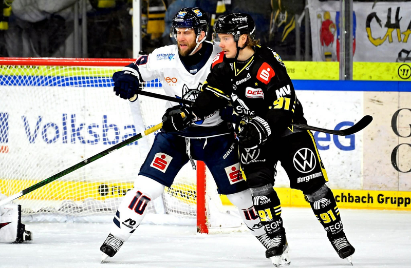 Pinguine setzen sich im Topspiel durch